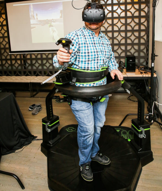 感受醉人画风：VR跑步机Virtuix Omni