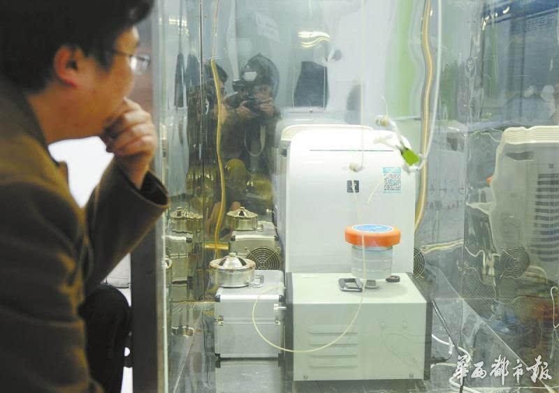 中国测试技术研究院室内环境监测站实验室工作人员正在进行实验。