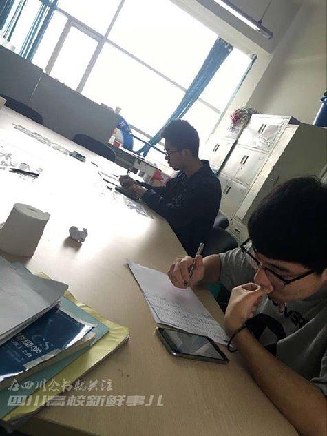 累觉不爱，大学生因迟到被罚抄一千个“表情包”