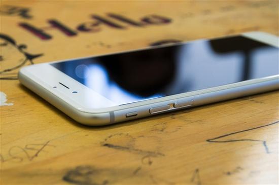 美女iPhone 6S借给别人定位 还回来变模型机