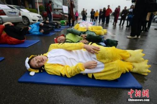每天熬夜到2点会猝死 资料图:世界睡眠日前夕,被誉为中国“睡眠先生”的唐堂带领众多市民来到长沙街头进行“睡大街”公益行为艺术展示。 杨华峰 摄