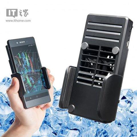 这可能是世界首款手机散热器 还能给设备充电