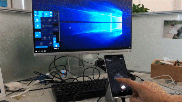 不仅把一直引以为傲的office套件移植到手机上,还在上一年发布win 10