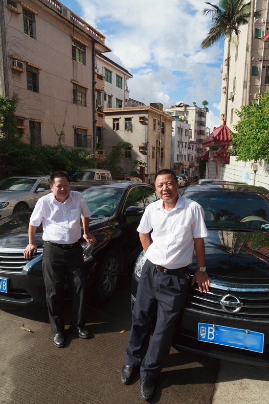 夏正武当年带外甥谢学文加入出租车行业,现在又带他开起专车(左一为夏正武)