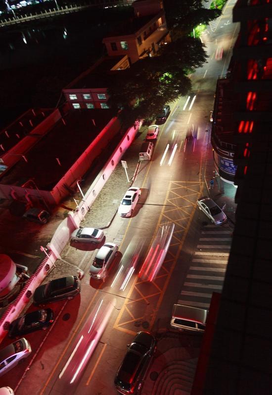 夜里12点后,专车陆续回村,一旦过了3点,找车位将非常困难