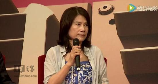 董明珠高峰论坛怒摔格力手机！撂狠话：你敢摔吗？