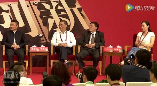 董明珠高峰论坛怒摔格力手机！撂狠话：你敢摔吗？