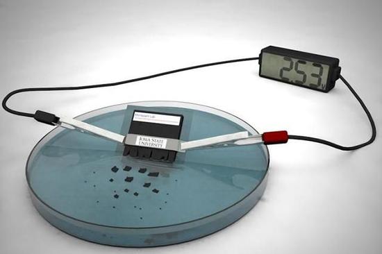 美科学家发明瞬态电池:投入水中30分钟可自行溶解