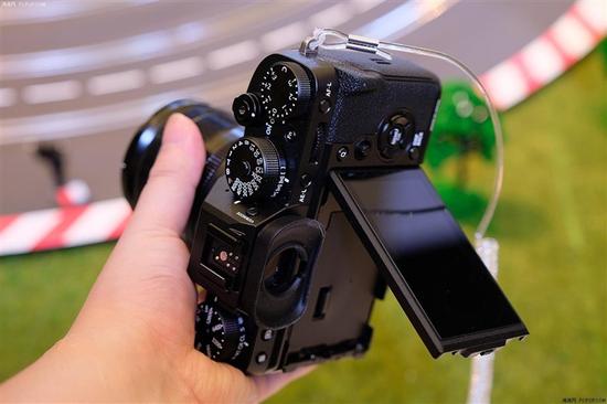 谁才是微单速度王? 富士X-T2对比索尼A6300相