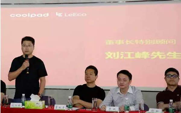 周末烩:库克哭了 苹果停车场一排特斯拉第3张图 周末烩:库克哭了 苹果停车场一排特斯拉第3张图
