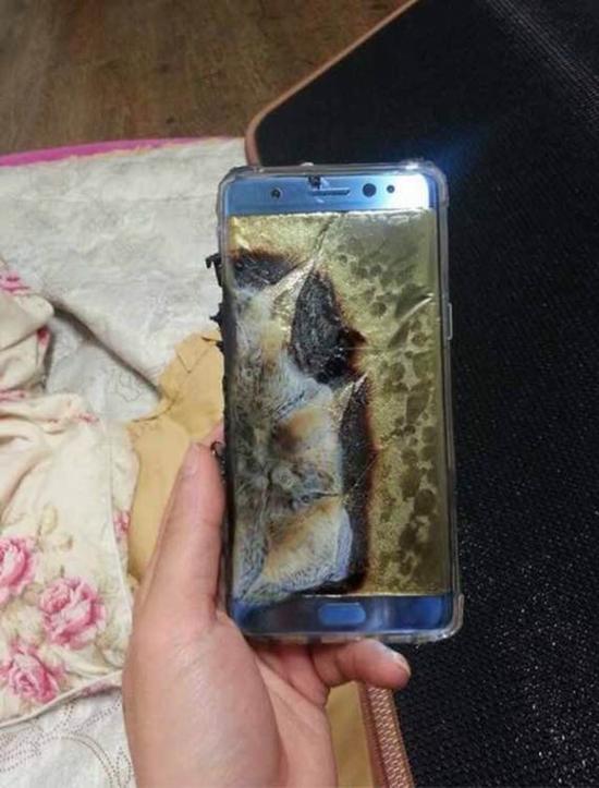 三星Note 7充电时爆炸 这毁坏程度真吓人三星Note 7爆炸_新浪科技_新浪网