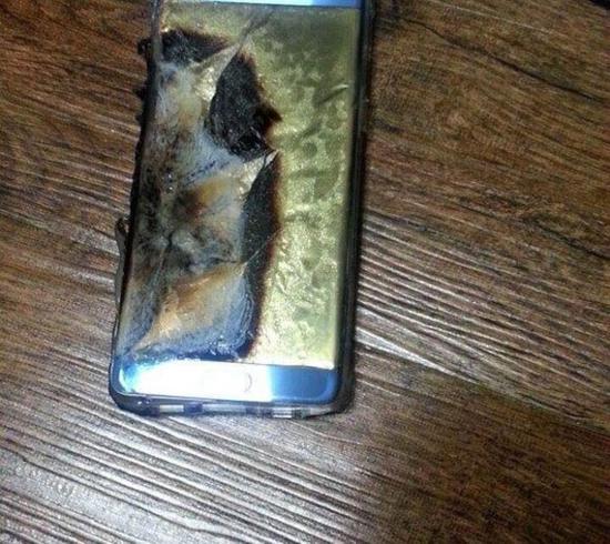 三星Note 7充电时爆炸 这毁坏程度真吓人|三星|Note 7|爆炸_新浪科技_新浪网