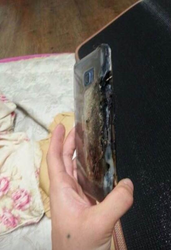 三星Note 7充电时爆炸 这毁坏程度真吓人|三星|Note 7|爆炸_新浪科技_新浪网