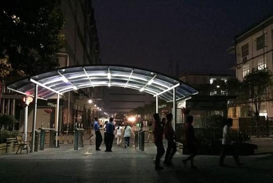 凌晨的郑州富士康厂区，依然灯火通明。 图/易方兴每日人物 文 / 易方兴 编辑 / 青蓝