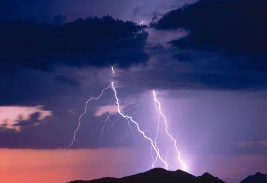 雷雨天后空气中负离子含量会显著增加