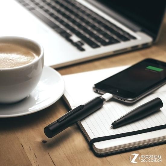 新奇圆珠笔一物多用！能当应急充电宝 