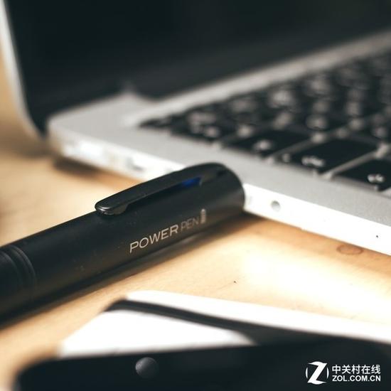 新奇圆珠笔一物多用！能当应急充电宝 