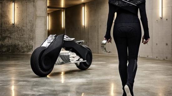 永不翻车的老司机 宝马VISION NEXT 100厉害