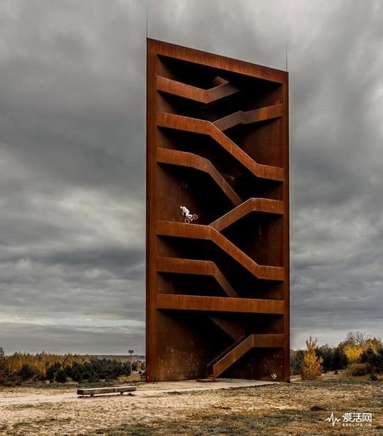 illume:Red Bull Illume带来三年一次的极限视觉冲击 Photographer: Lorenz Holder Red Bull Illume 2016 Category: Playground Athlete: Senad Grosic Location: Senftenberg, Germany