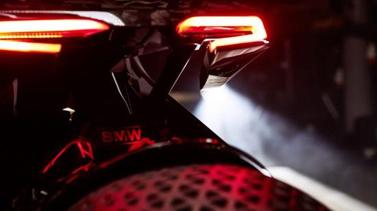 永不翻车的老司机 宝马VISION NEXT 100厉害