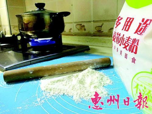 面粉爆炸原理:面粉会引起爆炸?真的!和面尽量远离燃气灶 明火旁和面存在安全隐患。