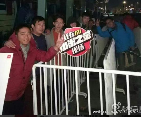 小米排队:小米MIX引米粉疯狂通宵排队席地而坐 熬夜排队的米粉