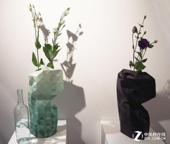 　和玻璃花瓶相比，铜版纸花瓶绝对不会摔碎
