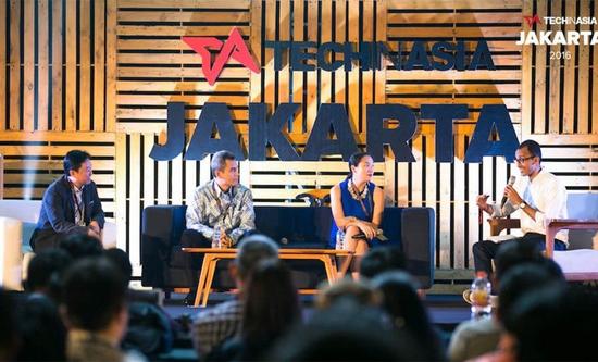 从左到右:Ideosource管理合伙人Andi Boediman、Venturra Capital合伙人Plern Tee Suraphongchai、Mandiri Capital Indonesia的CEO Eddi Danusaputro与Tech in Asia的David Corbin在2016 TIAJKT上就东南亚风投展开讨论。