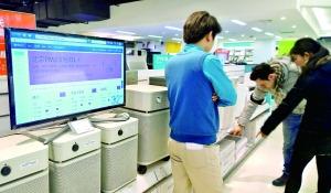 北京一家电器商店的空气净化器柜台。雾霾天气和持续空气严重污染促使很多人前来咨询和购买空气净化器设备。北京晨报记者 王巍/摄