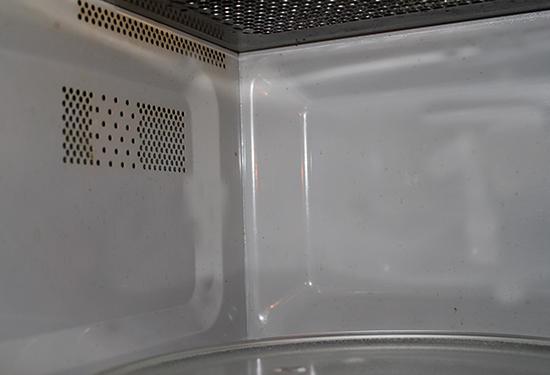 清洁后的微波炉内壁
