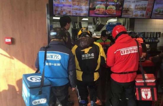 在一家商户里,经常会有美团、饿了么、百度外卖同时来取外卖订单,“独家商户”对平台来说,非常难。