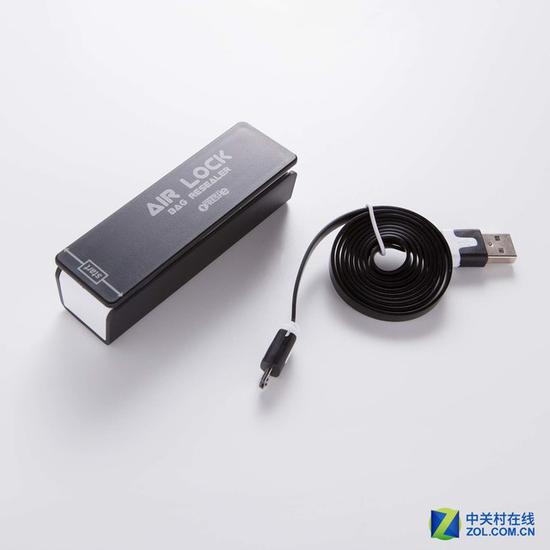 　随机还赠送一根Micro USB充电线