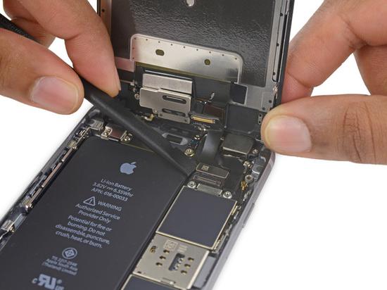 苹果六电池更换 断开各种排线(图片引自IFIXIT)