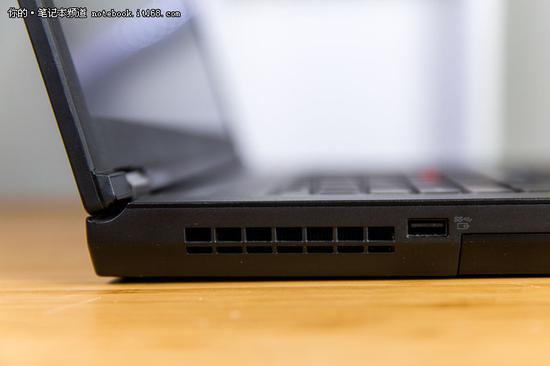 移动工作站:正统强大ThinkPadP70移动工作站评测 接口:丰富而全能 分布合理的三面接口