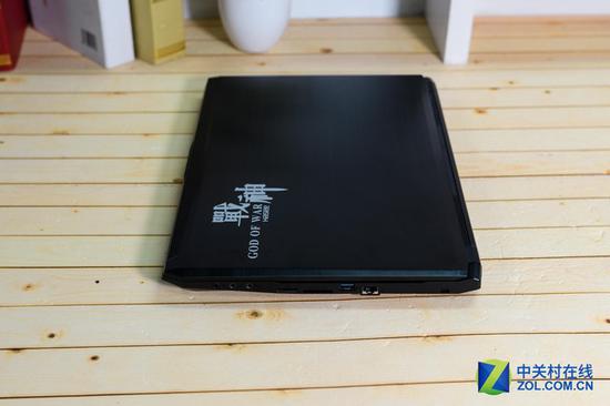 机身右侧接口配置