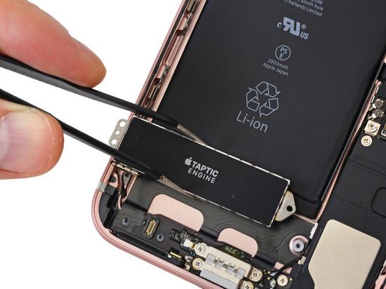 音乐芯片:手机这样玩HiFi2016主流音乐手机盘点 从拆机图中可以看到新iPhone7系列内部TAPTIC ENGING是占据了3.5mm耳机位置