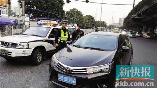 ■交通执法部门联合公安严查非法网约车。