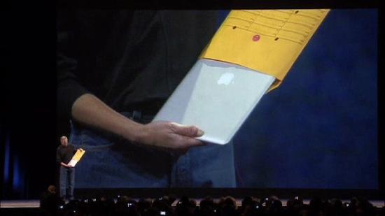乔布斯从牛皮纸袋里拿出MacBook Air的惊艳场景（引自苹果）