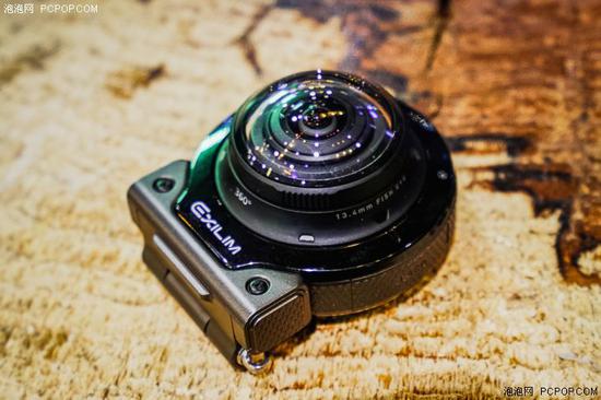 EX-FR200采用的是360°全天周镜头，所以相比起前几代产品来说，镜头更加凸起，且呈一个半圆形