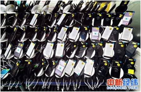 三星启用大量人力对Note7手机展开调查。(三星官方供图)