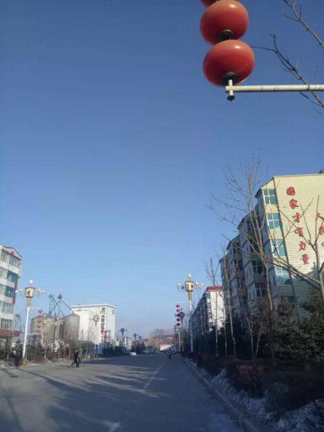 　　月入30万的主播和收入三千的小镇居民