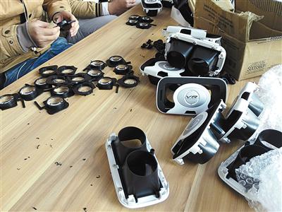 2017年2月9日,东莞一家工厂中,工作人员正将镜片装入VR盒子中。