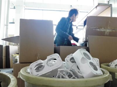 2017年2月9日，某VR盒子组装工厂中，一名员工正在准备组装VR盒子的半成品。