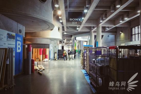 看这一篇就够了 关于CP+展会周边大揭秘 一楼堆放的手推车和物料码放相当整齐