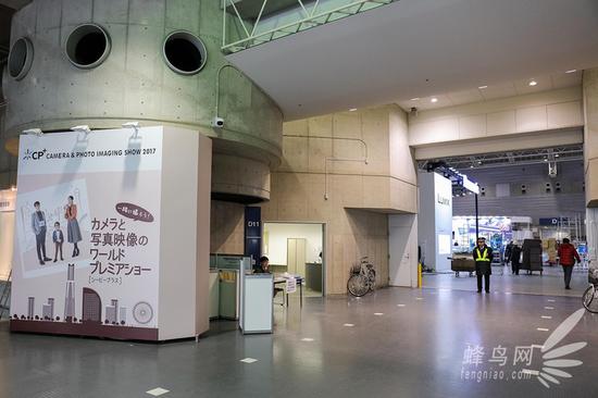 看这一篇就够了 关于CP+展会周边大揭秘 展馆内正在忙碌地布展,但展馆内依旧非常干净、整洁