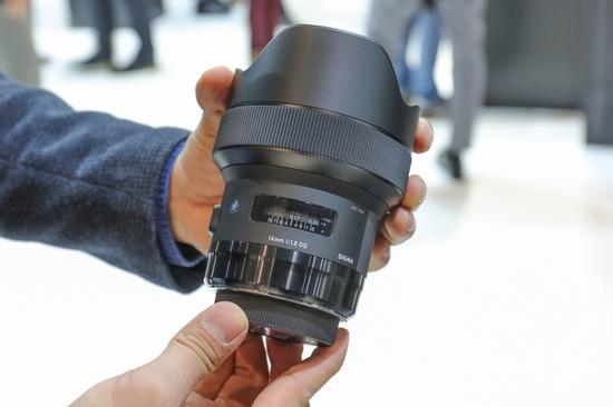 CP+2017:四款适马新黑科技镜头现场试用 适马14mm F1.8 DG HSM Art镜头与此前推出的12-24mm镜头外观相当接近