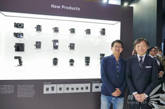 CP+2017:四款适马新黑科技镜头现场试用 蜂鸟网记者与适马社长山木和人先生(右一)合影