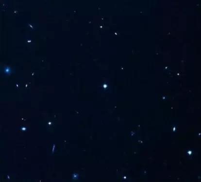 由于距离遥远，超高速星不容易在照片中看到， 他们的光太暗淡了。哈勃空间望远镜拍下这张HE 0437-5439（图片中央），位于大麦哲伦星云的剑鱼座。