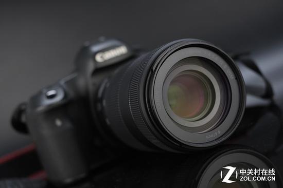 佳能的70-300mm镜头可以说是型号繁多，而EF 70-300mm f/4-5.6 IS II USM是最新的一款