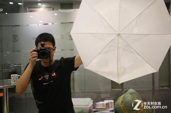 其实是这样拍摄的(图片为编辑演示效果)